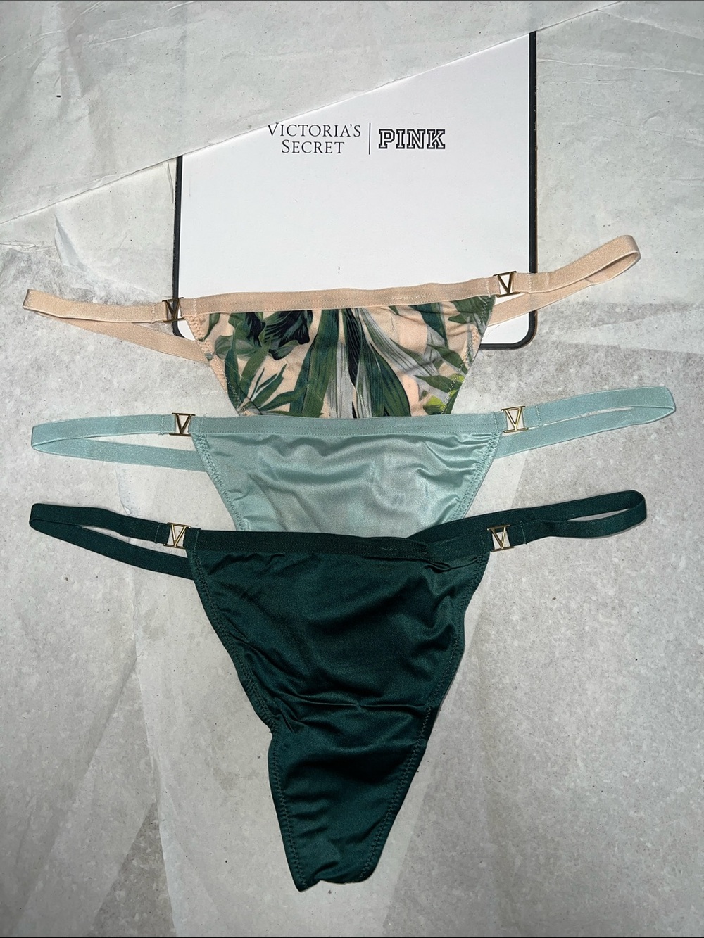 (M) 3pk Victoria's Secret V String Thongs in Beige, Mint & Forest - Picture 1 of 7